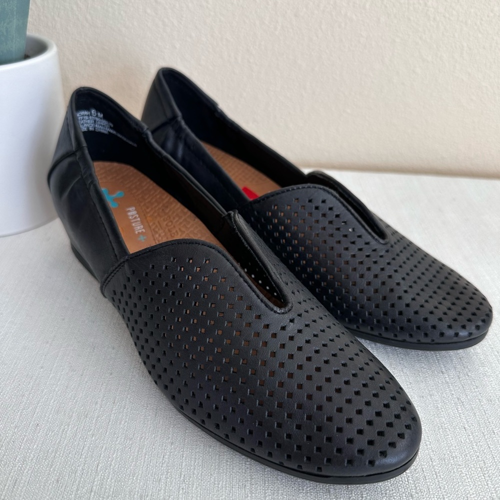 BareTraps Posture Norah Black Perforated Leather Hidden Wedge Loafers Women’s 6M
